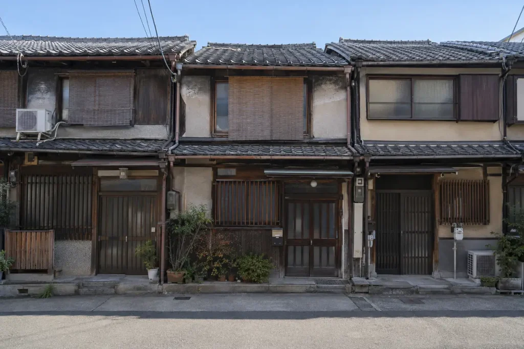 大阪の古い長屋が軒を連ねる町並みと屋根のすき間